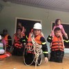 Vượt qua bão lũ, đến với nhân dân