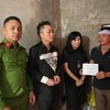 Thanh Lam, Tùng Dương nghẹn ngào khi trao quà cứu trợ người dân Hà Tĩnh