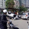 Hà Nội: Tai nạn liên hoàn, xe ô tô lật ngữa giữa phố