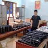 Tàng trữ và rao bán trên mạng xã hội hàng trăm thiết bị súng thể thao tự chế
