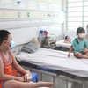 Nhiều gia đình cả nhà cùng mắc sốt xuất huyết, cảnh báo nguy cơ dịch chồng dịch