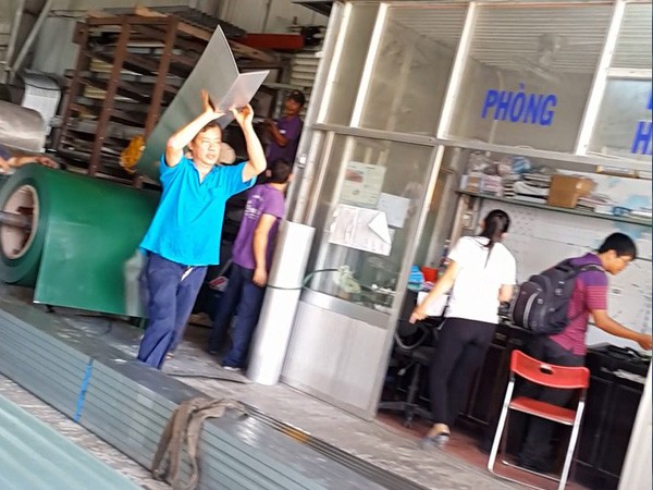 Thanh niên Hà Tĩnh bỏ thủ đô về quê mở xưởng cán tôn kinh doanh sắt thép  thu 5 tỷ đồngnăm