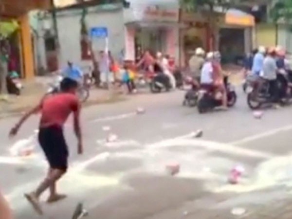 Sự thật đằng sau vụ ông bố đập 7 hộp sữa trước cửa siêu thị