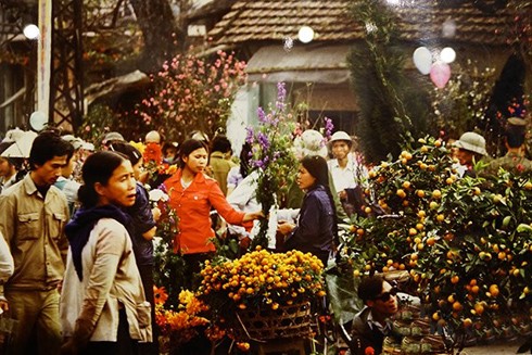 Những trò thú chơi hoa Tết xưa vẫn được lưu giữ và truyền lại tại những khu chợ hoa, hãy ngắm nhìn các sản phẩm hoa độc đáo và tham gia trò chơi vui nhộn này.