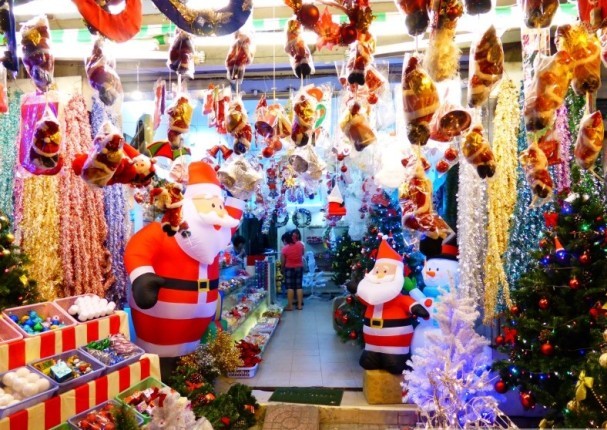 Với đồ trang trí Noel tại Hà Nội, bạn sẽ thật sự cảm thấy ngập tràn không khí đón chào mùa lễ hội đặc biệt này. Hãy chiêm ngưỡng hình ảnh để tìm cho mình những sản phẩm đẹp và độc đáo.