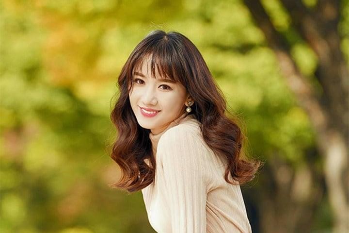 Hari Won Hàn Quốc khoe vẻ đẹp ngọt ngào và đáng yêu trong bức ảnh mới nhất của mình. Cô nàng này là một trong những ngôi sao hot nhất của làng giải trí Hàn Quốc với phong cách thời trang đầy sáng tạo và cá tính riêng. Hãy đến và trải nghiệm sự quyến rũ của Hari Won Hàn Quốc trong bức ảnh này.