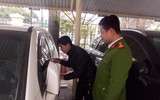 Cận cảnh tên trộm tài sản trong cabin xe ô tô Mazda 3 của một phụ nữ