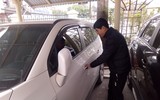 Cận cảnh tên trộm tài sản trong cabin xe ô tô Mazda 3 của một phụ nữ