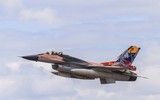 [ẢNH] Chiến đấu cơ F-16 bay trên bầu trời Venezuela trong ngày quốc khánh