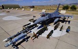 [ẢNH] Chiến đấu cơ F-16 bay trên bầu trời Venezuela trong ngày quốc khánh