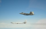 [ẢNH] ‘Chim ăn thịt’ F-22 Mỹ áp sát ‘gấu bay’ Tu-95MS Nga