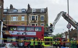 Xe buýt 2 tầng lao vào cửa hàng trên tuyến phố đông người ở London, ít nhất 10 người bị thương
