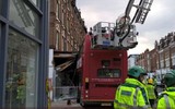 Xe buýt 2 tầng lao vào cửa hàng trên tuyến phố đông người ở London, ít nhất 10 người bị thương