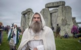 Hàng trăm người tập trung tại bãi đá cổ Stonehenge để đón tiết Thu phân