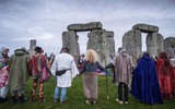 Hàng trăm người tập trung tại bãi đá cổ Stonehenge để đón tiết Thu phân