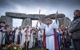 Hàng trăm người tập trung tại bãi đá cổ Stonehenge để đón tiết Thu phân