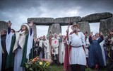 Hàng trăm người tập trung tại bãi đá cổ Stonehenge để đón tiết Thu phân