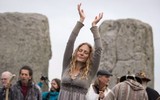 Hàng trăm người tập trung tại bãi đá cổ Stonehenge để đón tiết Thu phân