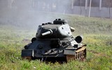[ẢNH] Xe tăng T-34-85 Nga nhận lại từ Lào biểu diễn sức mạnh trên thao trường