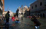 [ẢNH] Ngập lụt kỷ lục, người dân thành phố Venice vẫn vui vẻ chụp ảnh