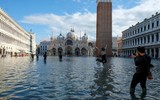 [ẢNH] Ngập lụt kỷ lục, người dân thành phố Venice vẫn vui vẻ chụp ảnh