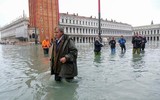 [ẢNH] Ngập lụt kỷ lục, người dân thành phố Venice vẫn vui vẻ chụp ảnh