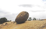 [ẢNH] Kỳ lạ những tảng đá cổ nằm chênh vênh trăm năm mà không bị đổ