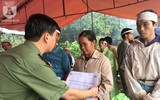 Đoàn công tác Báo ANTĐ chia sẻ với bà con trong vụ vùi lấp đất đá ở Tân Lạc, Hòa Bình