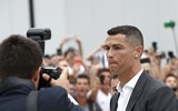 [ẢNH] Biển người háo hức chờ Ronaldo kiểm tra y tế ở Juventus