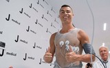 [ẢNH] Biển người háo hức chờ Ronaldo kiểm tra y tế ở Juventus