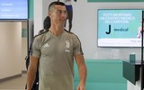 [ẢNH] Biển người háo hức chờ Ronaldo kiểm tra y tế ở Juventus