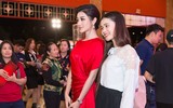 Huyền My dạy catwalk cho thí sinh 