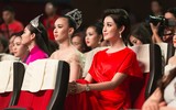 Huyền My dạy catwalk cho thí sinh 