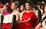 Huyền My dạy catwalk cho thí sinh 