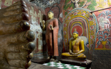 Ngôi đền huyền thoại nằm dưới khối đá khổng lồ chứa toàn tượng Phật dát vàng
