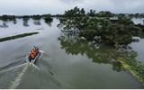 Vượt biển nước mang nhu yếu phẩm cho đồng bào vùng ngập lụt Chương Mỹ