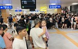 Cả ngàn người xếp hàng chờ trải nghiệm metro Nhổn - Ga Hà Nội trong tiết trời oi nóng đỉnh điểm