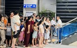 Cả ngàn người xếp hàng chờ trải nghiệm metro Nhổn - Ga Hà Nội trong tiết trời oi nóng đỉnh điểm