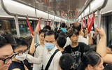 Cả ngàn người xếp hàng chờ trải nghiệm metro Nhổn - Ga Hà Nội trong tiết trời oi nóng đỉnh điểm