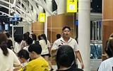 Cả ngàn người xếp hàng chờ trải nghiệm metro Nhổn - Ga Hà Nội trong tiết trời oi nóng đỉnh điểm