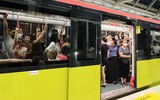 Cả ngàn người xếp hàng chờ trải nghiệm metro Nhổn - Ga Hà Nội trong tiết trời oi nóng đỉnh điểm