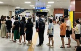 Cả ngàn người xếp hàng chờ trải nghiệm metro Nhổn - Ga Hà Nội trong tiết trời oi nóng đỉnh điểm