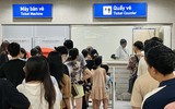 Cả ngàn người xếp hàng chờ trải nghiệm metro Nhổn - Ga Hà Nội trong tiết trời oi nóng đỉnh điểm