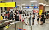 Cả ngàn người xếp hàng chờ trải nghiệm metro Nhổn - Ga Hà Nội trong tiết trời oi nóng đỉnh điểm