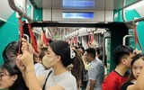 Cả ngàn người xếp hàng chờ trải nghiệm metro Nhổn - Ga Hà Nội trong tiết trời oi nóng đỉnh điểm