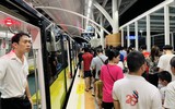 Cả ngàn người xếp hàng chờ trải nghiệm metro Nhổn - Ga Hà Nội trong tiết trời oi nóng đỉnh điểm