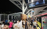 Cả ngàn người xếp hàng chờ trải nghiệm metro Nhổn - Ga Hà Nội trong tiết trời oi nóng đỉnh điểm