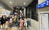 Cả ngàn người xếp hàng chờ trải nghiệm metro Nhổn - Ga Hà Nội trong tiết trời oi nóng đỉnh điểm