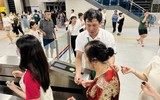 Cả ngàn người xếp hàng chờ trải nghiệm metro Nhổn - Ga Hà Nội trong tiết trời oi nóng đỉnh điểm