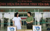 Người dân vùng lũ phấn khởi đón nhận món quà từ Thủ đô